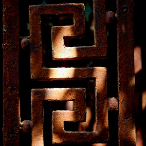 Elémént géométrique de grille en fer forgé rouillée - France  - collection de photos clin d'oeil, catégorie clindoeil